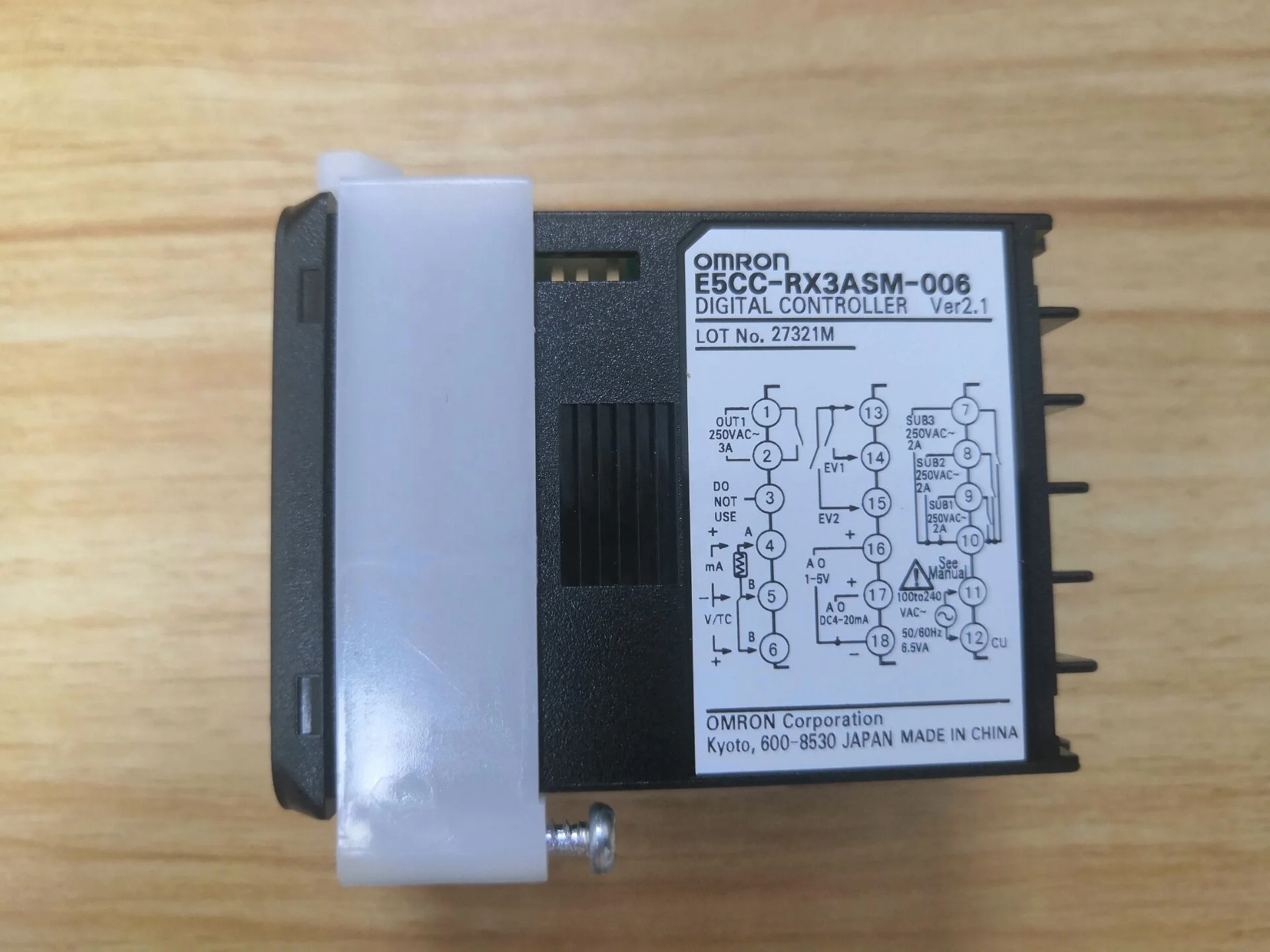 

Om-ron E5CC-RX3ASM-006 digital controller