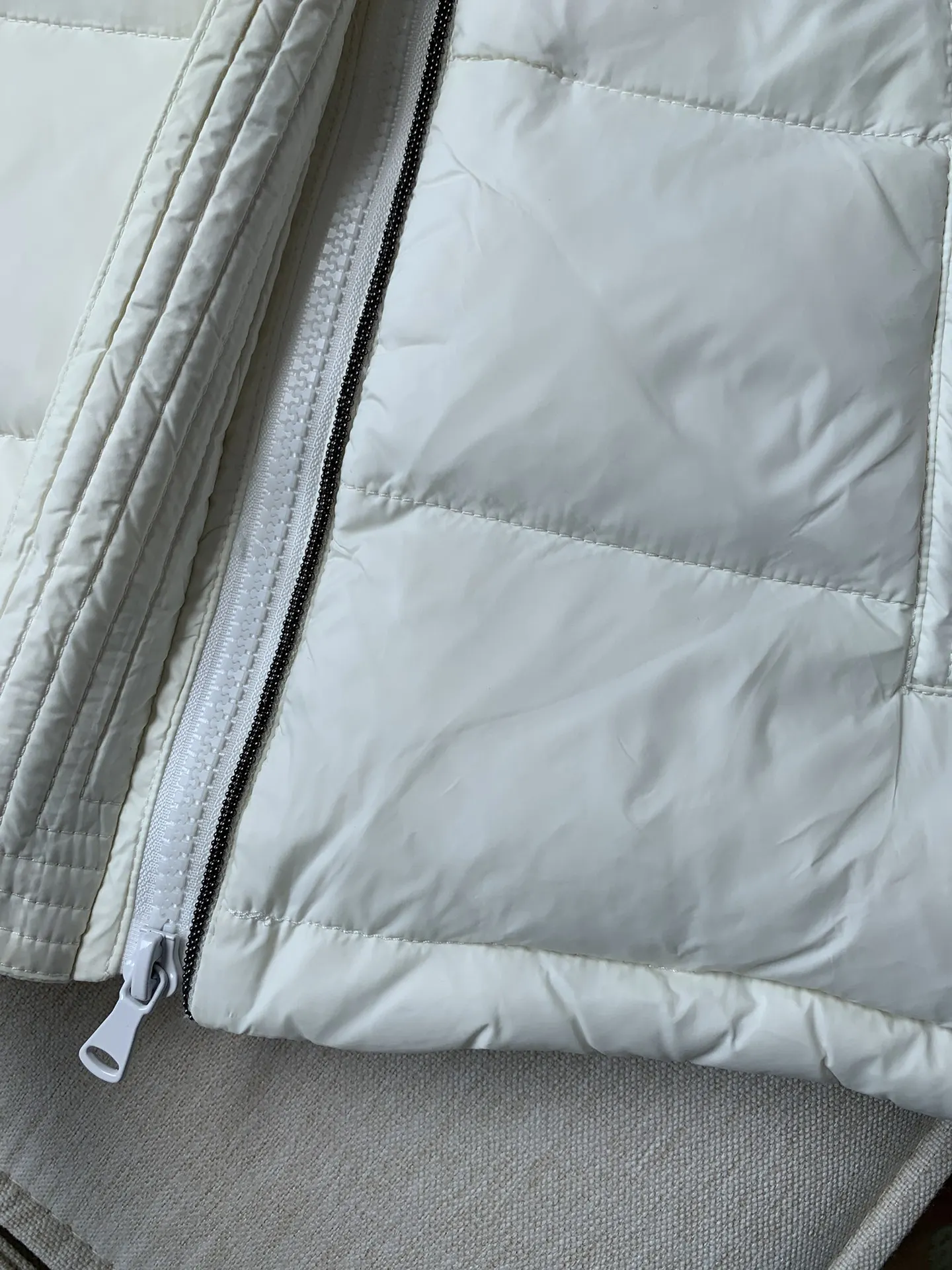 Женский жилет на белом гусином пуху осень-зима однотонная повседневная теплая