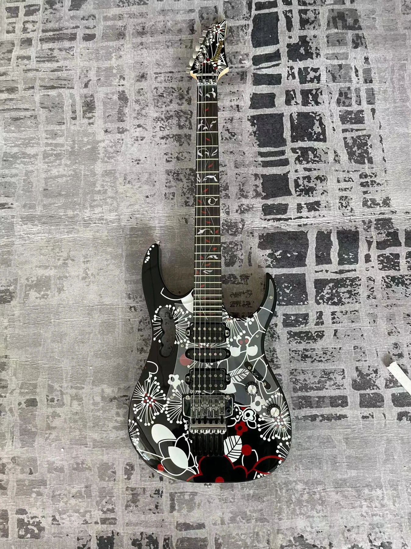 

Xiaohua Guitar, Transparent Guard, High end Pickup, Boutique Guitar, Physical Photography, Shipping Home