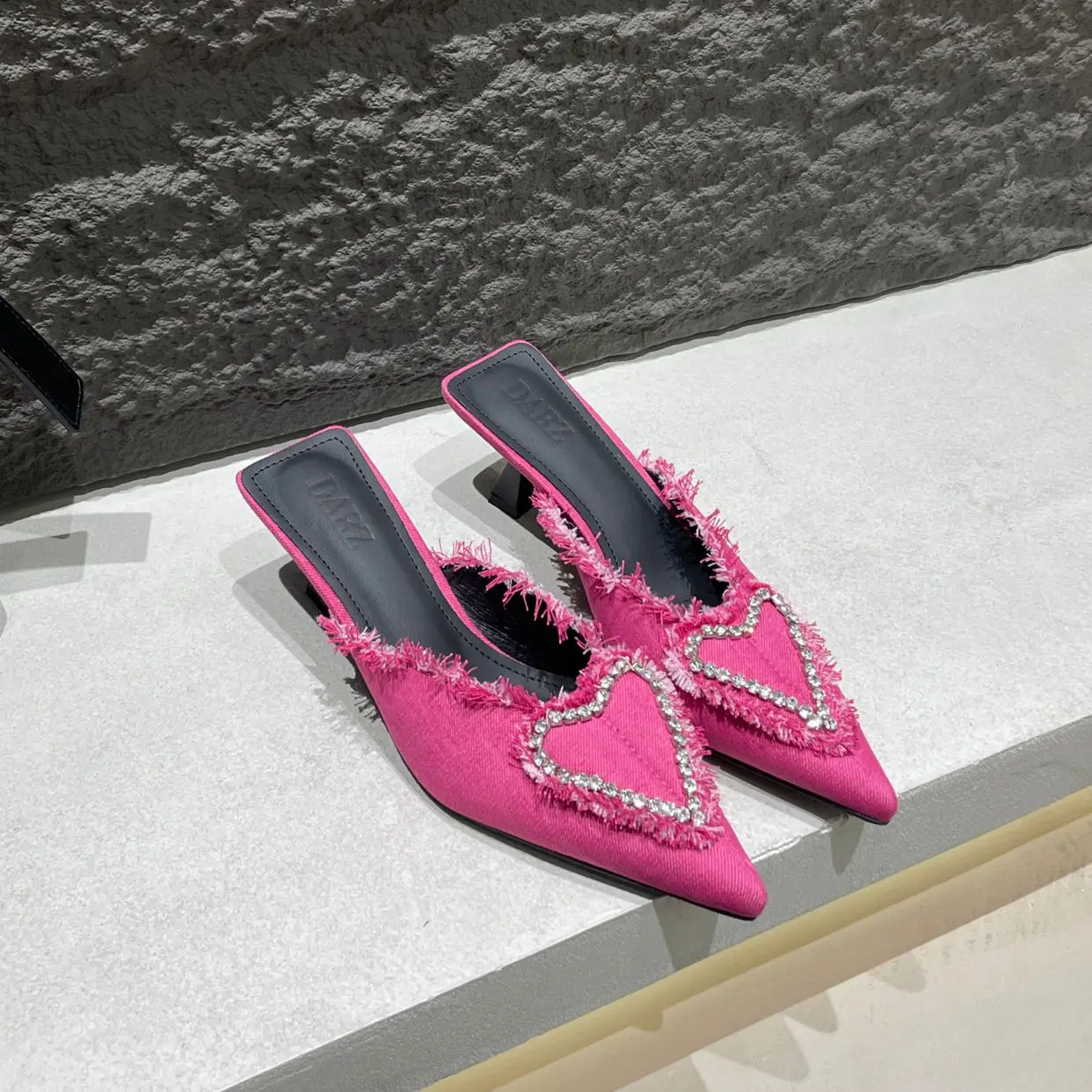 Шлепанцы женские на тонком высоком каблуке заостренный носок без застежки