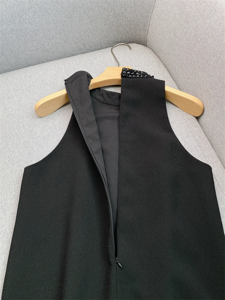 Женское черное короткое платье круглый вырез со стразами без рукавов