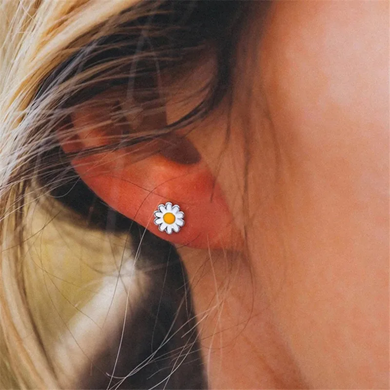 

Женские серьги-гвоздики в виде цветка