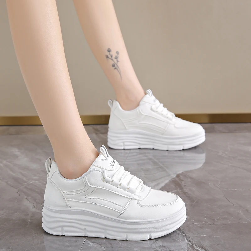 Женские кроссовки с вулканизированной подошвой на плоской подошве