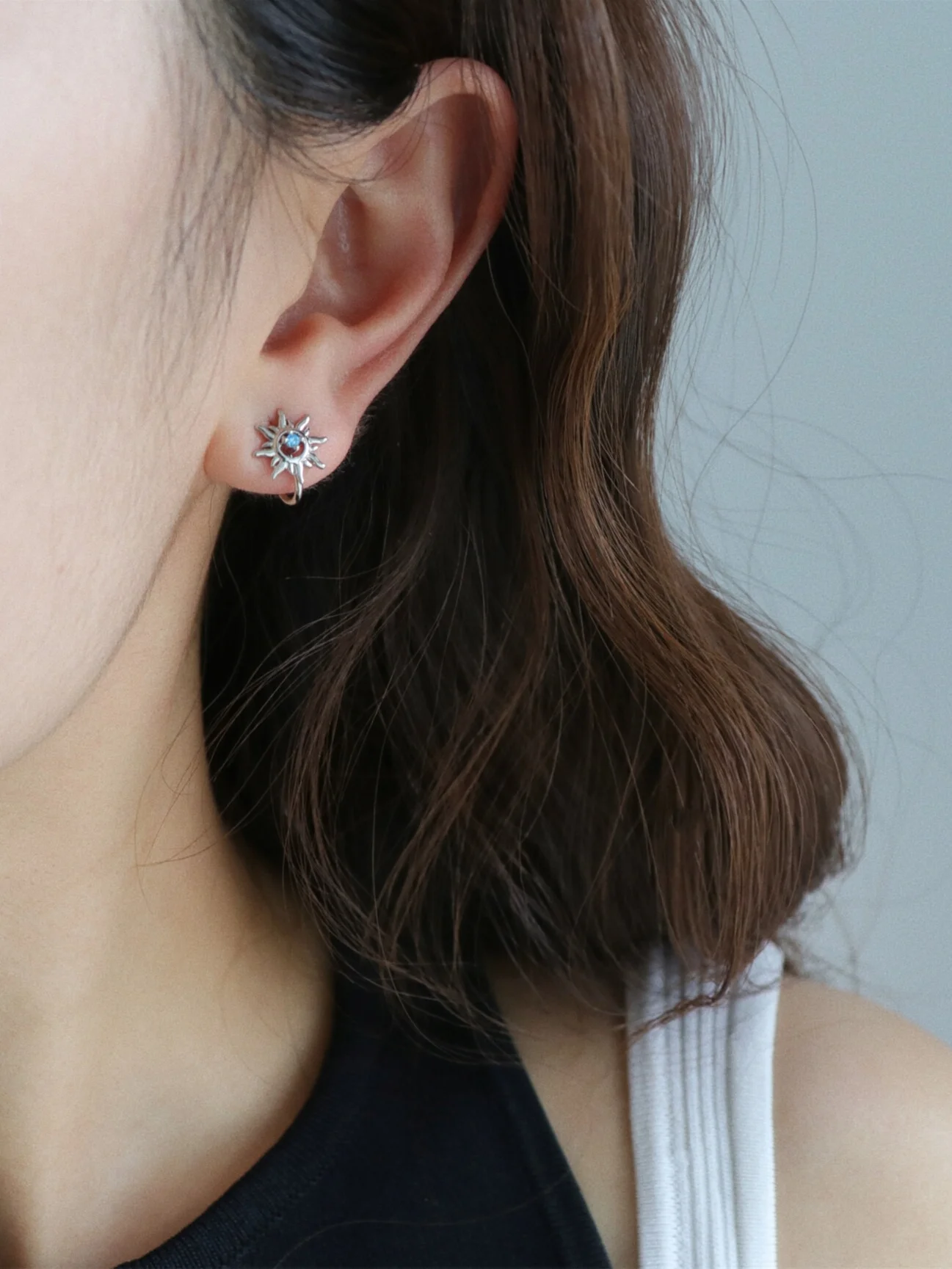 Due to Lack of Sting [Breaking Dawn] Серьги-гвоздики с синим солнцем и цирконием без пирсинга