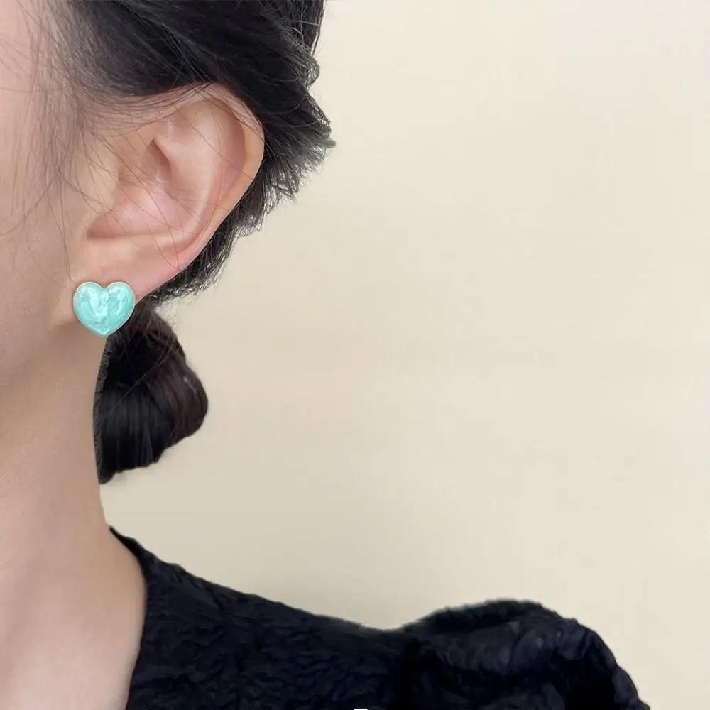 Геометрические серьги-гвоздики мятно-зеленого цвета модное нишевое шикарное