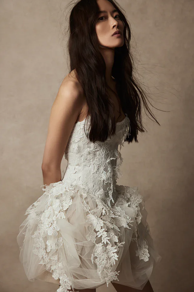 Фантастическое кружевное мини-платье цвета слоновой кости с цветочным рисунком