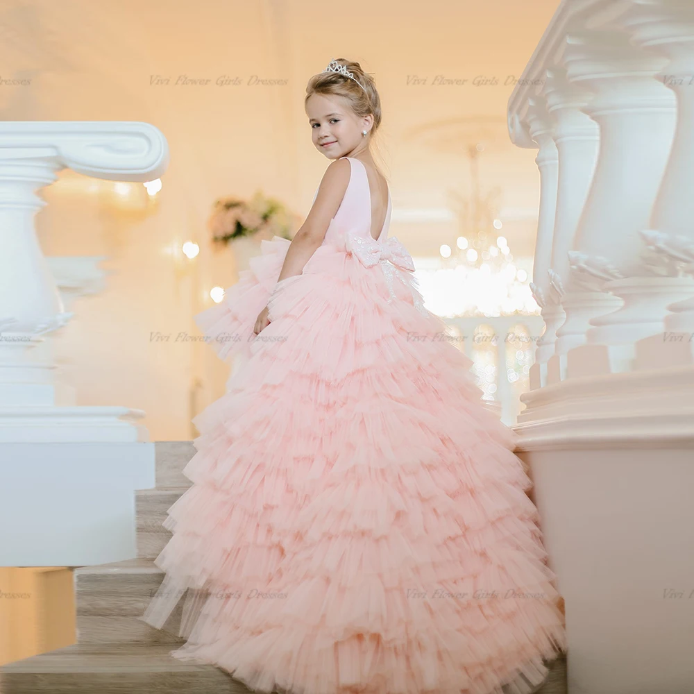 

2023 Blush Pink O Neck Chamring Flower Girl Dresses for Girls Soft Tulle Tiered Wedding Party Gowns Court Train فساتين بنات صغار