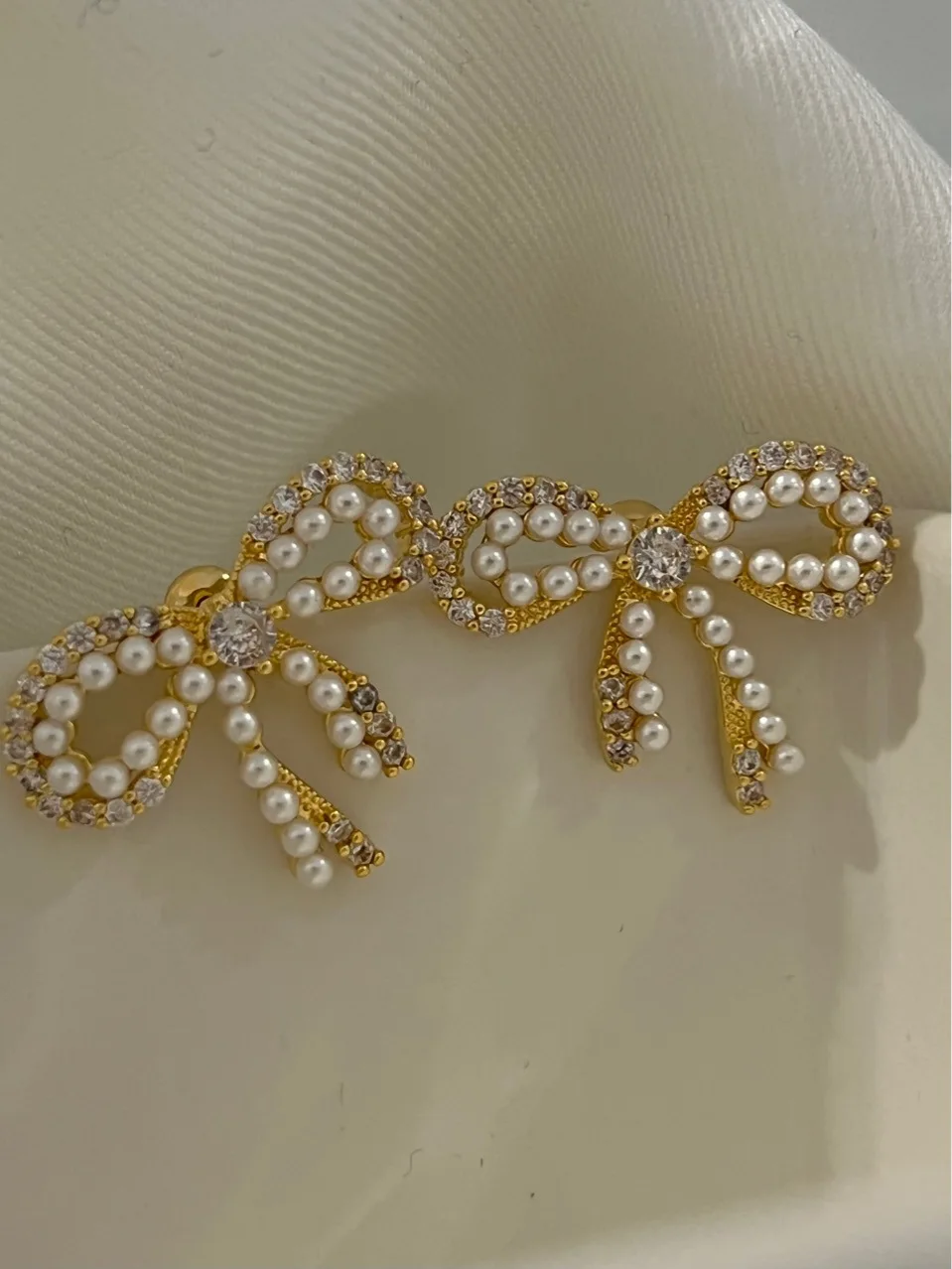 

New cute and playful bow inlaid rhinestone pearl earrings for women