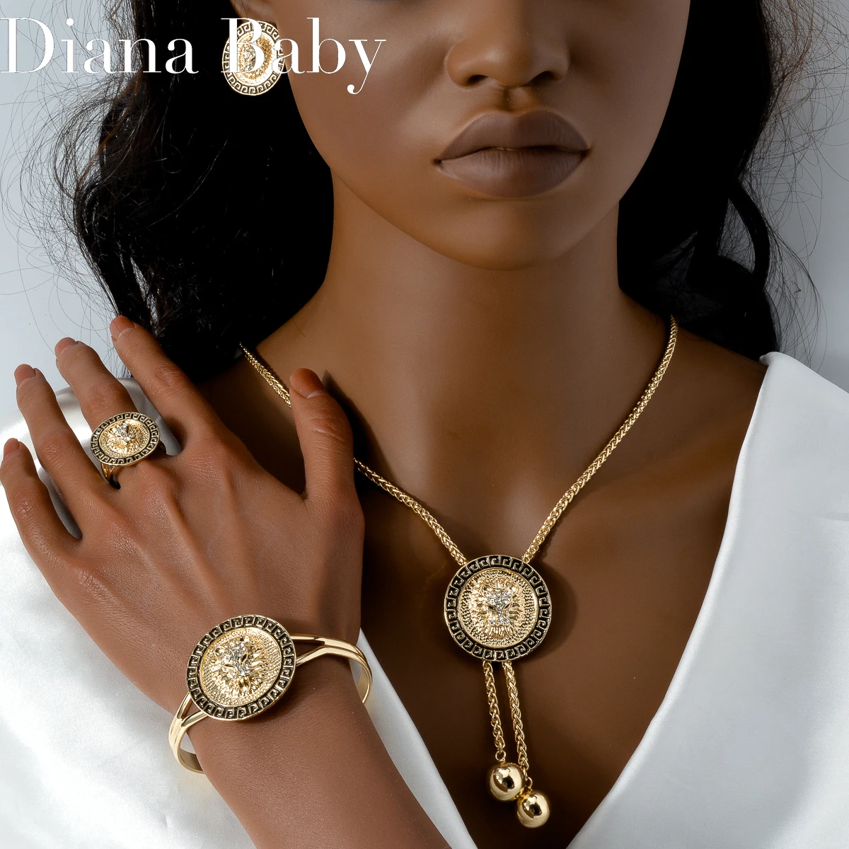 Комплект ювелирных изделий из колье браслета серег и кольца