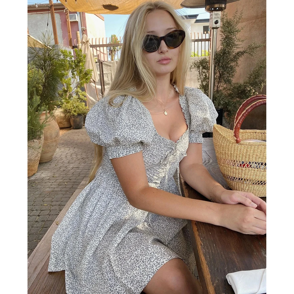 

Женское мини-платье с цветочным принтом, коротким рукавом-фонариком и воланом