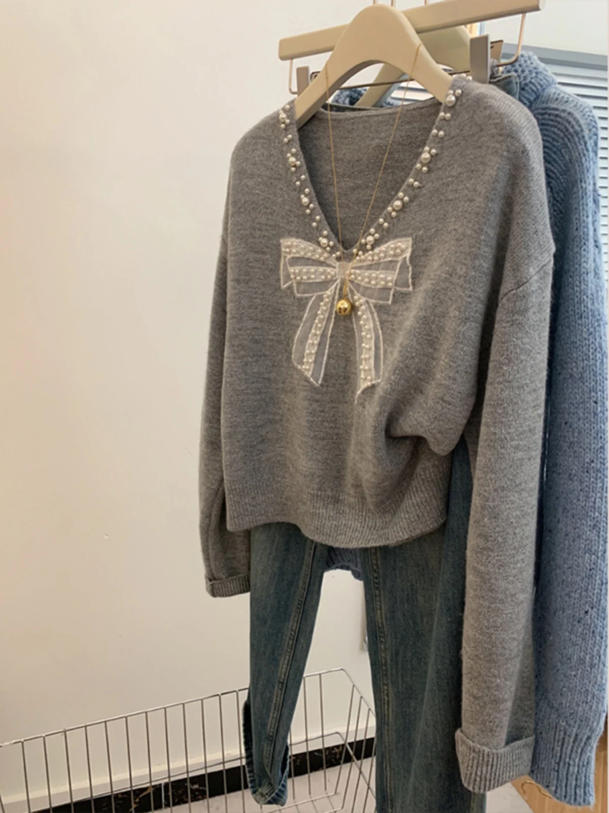 Короткий вязаный свитер с бантом и v-образным вырезом женский маленький можно