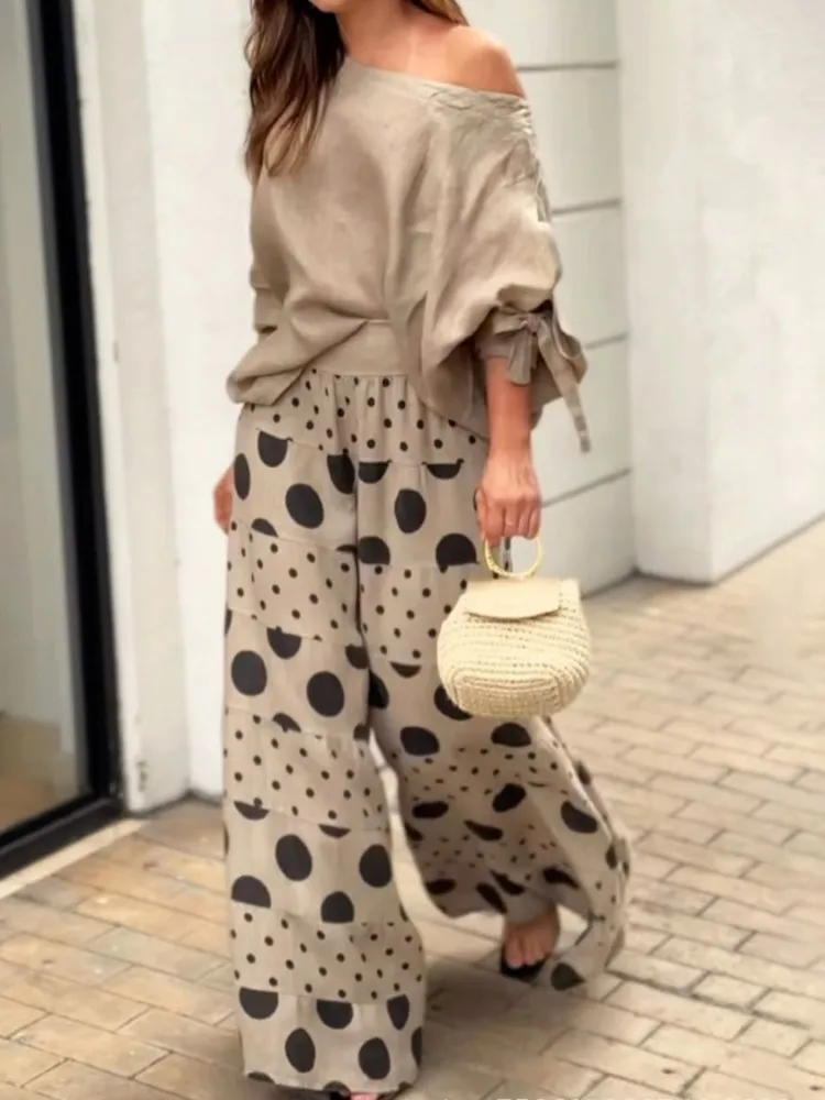 Женский костюм с косым воротником блузка открытыми плечами и брюки широкими