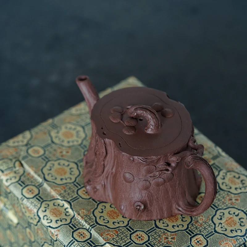 Рисунок 3 - Чайник из фиолетовой глины ручной
