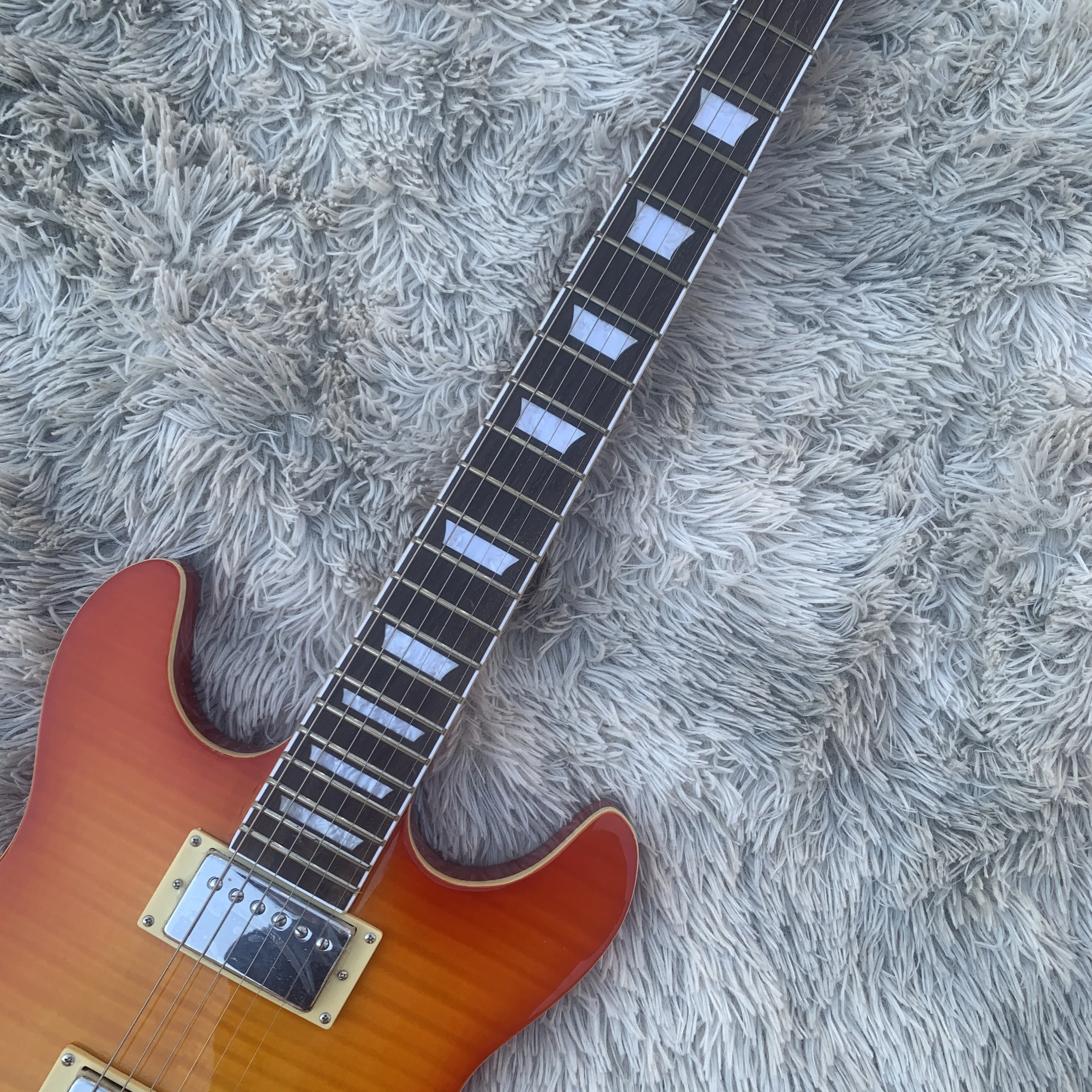 В наличии Дверная режущая гитара lp корпус и гриф из красного дерева