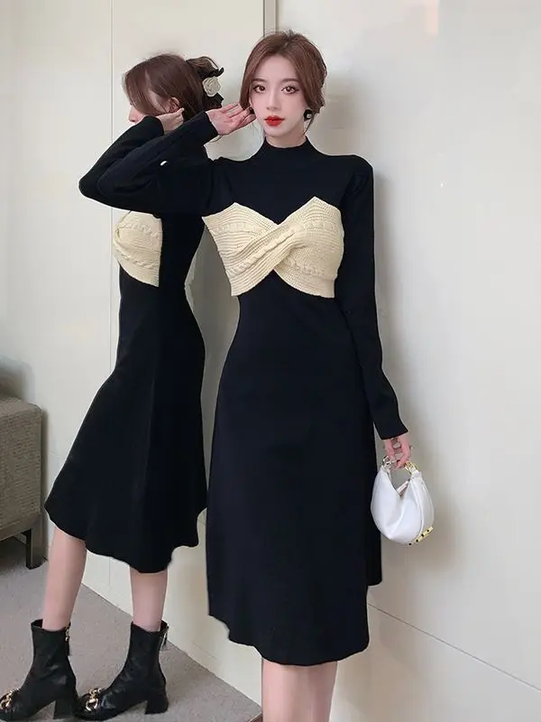 

Женское трикотажное платье с воротником-стойкой и бантом