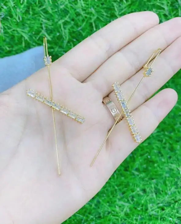 Женские серьги-подвески с кристаллами золотого цвета