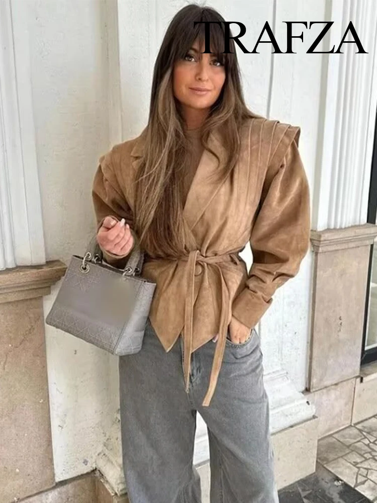 Женская замшевая куртка с карманами и поясом на осень зиму