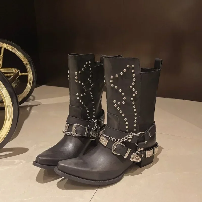 Женские ботинки кожаные с заклепками и пряжкой на ремне модная обувь для