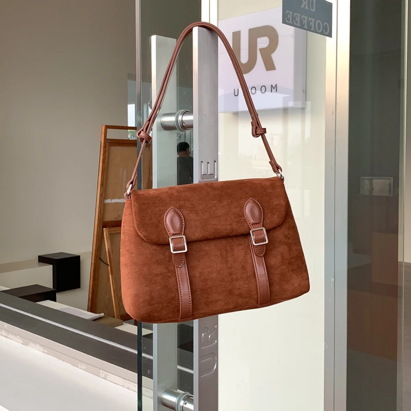 

2022 New Winter Cover Zipper Women's Bag Japan Style Soft Faux Suede Middle Women Shoulder Crossbody Bag Whole Sale