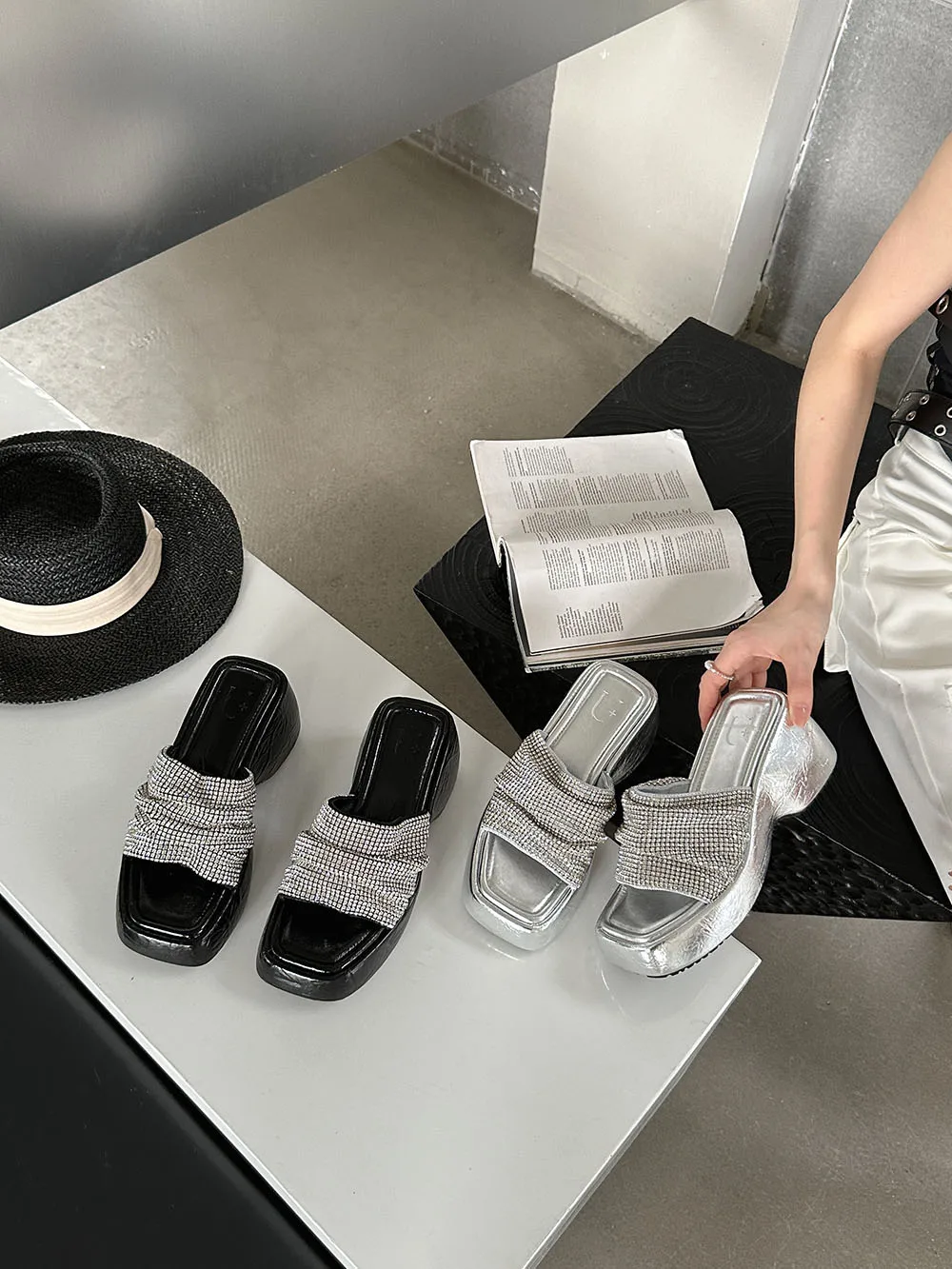 Летние женские сандалии сланцы шлепанцы черные серебристые на высокой танкетке