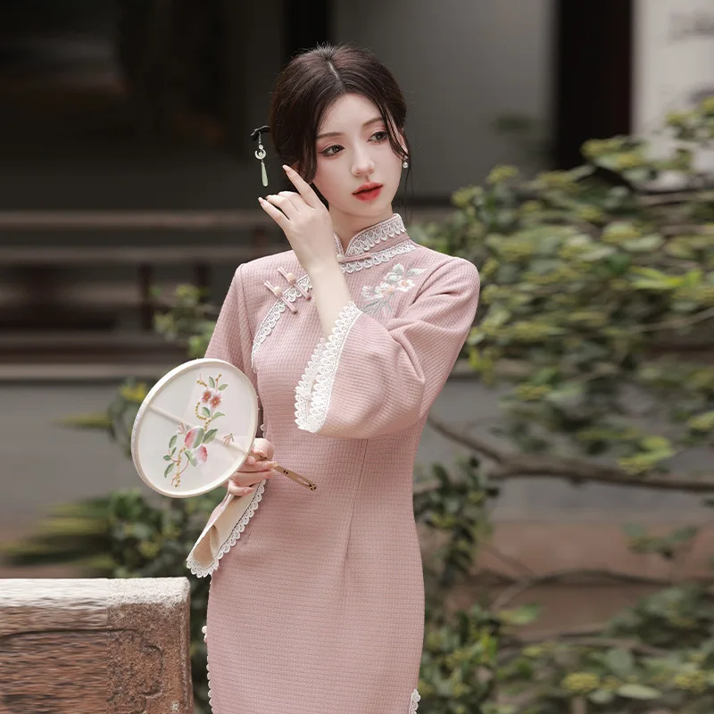 Женское трикотажное платье-Ципао с кружевной аппликацией и вышивкой