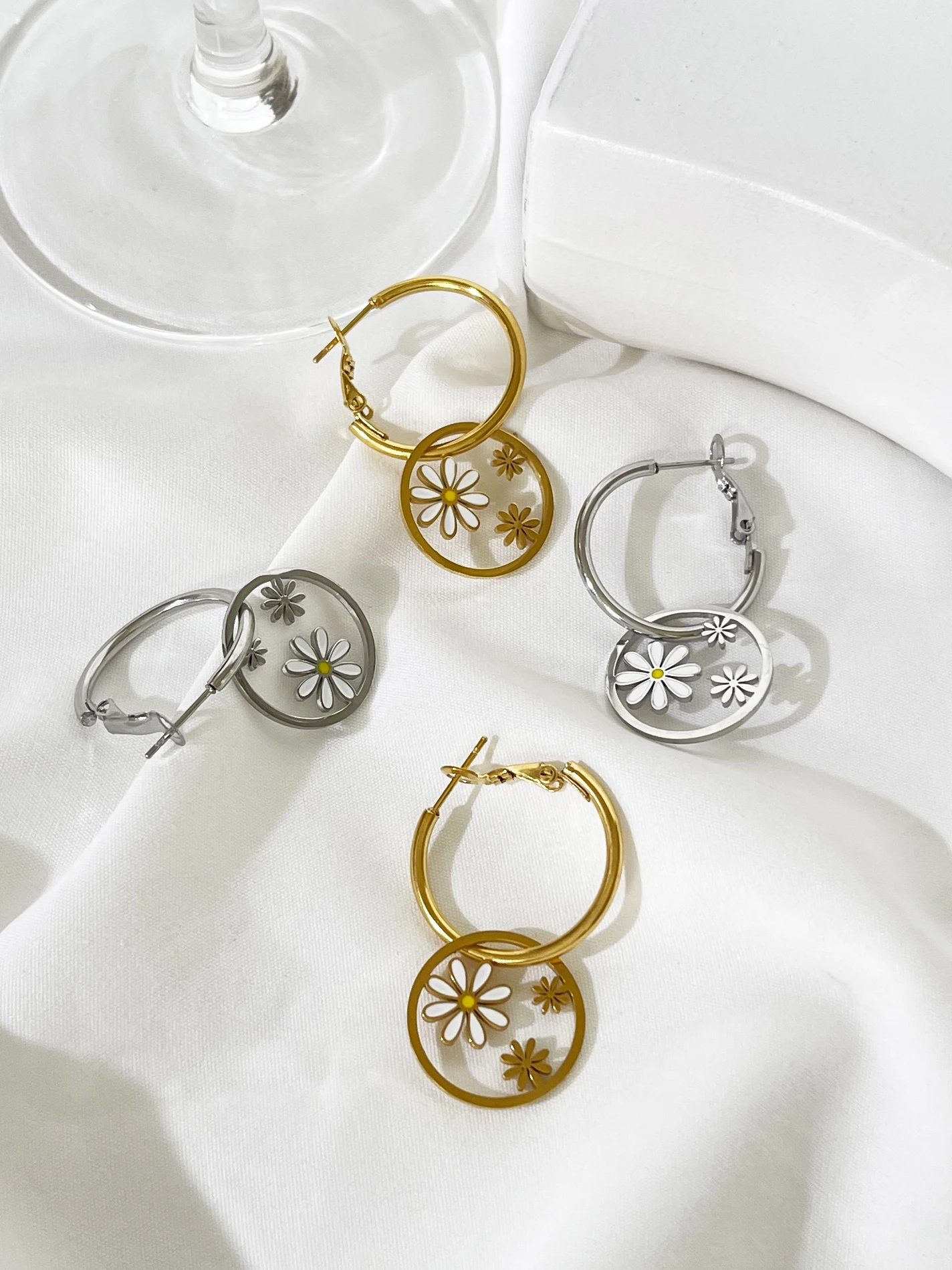 Серьги-кольца Peri'sbox из нержавеющей стали с тройной маргариткой очаровательные