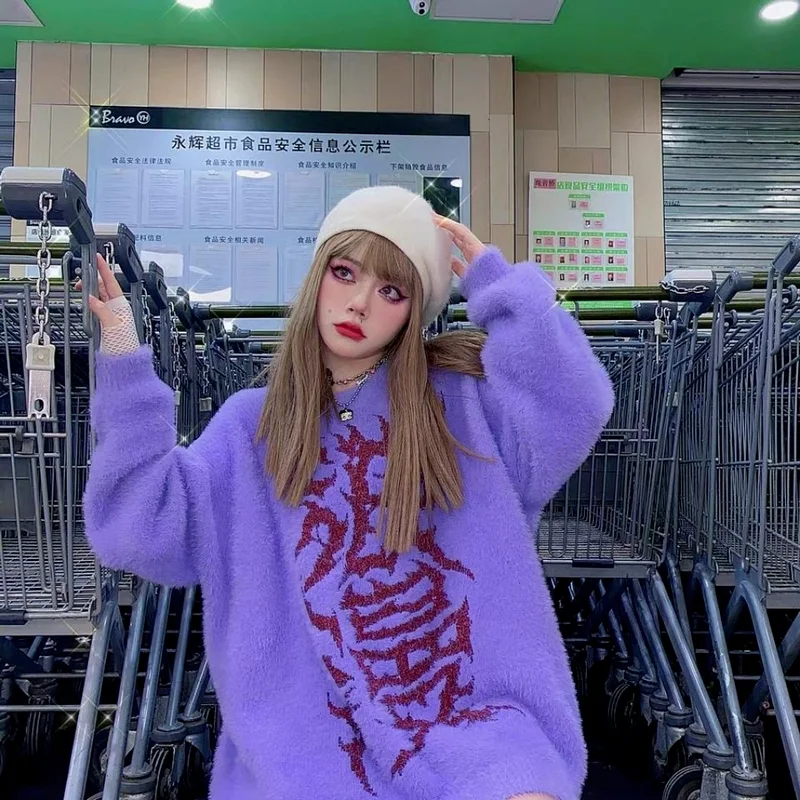 Женский пуловер в японском стиле с надписью и принтом