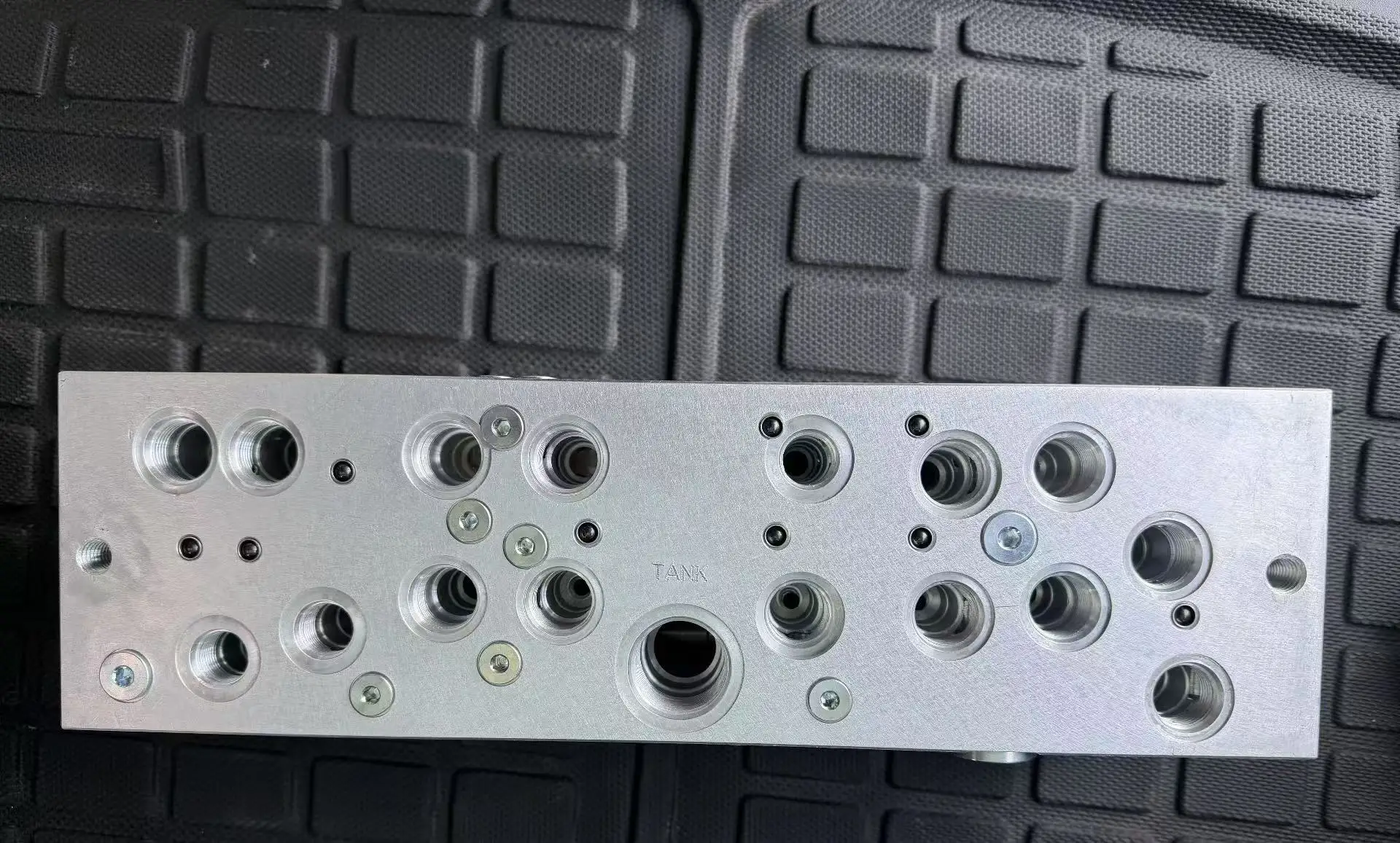 Фото Блок главного коллектора Genie Parts 94860GT, функция DC BI, подходит для Genie Z-45 DC (только корпус главного клапана, электромагнитный клапан не входит в комплект). №3
