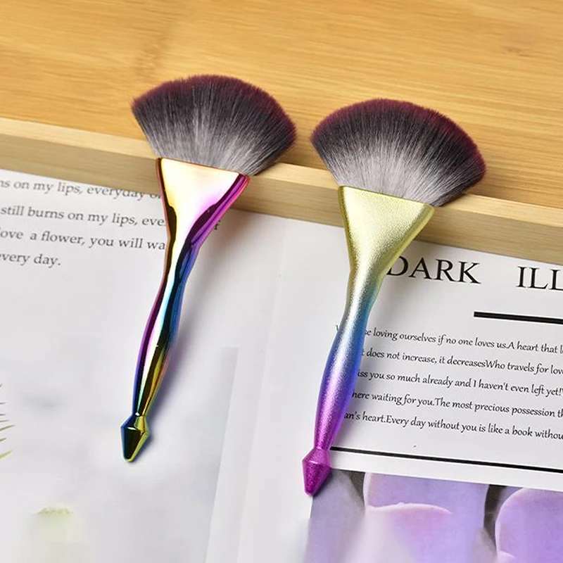 Профессиональная блестящая разноцветная кисть для румян