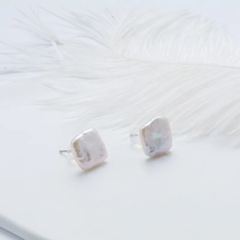 

Серьги-гвоздики в форме жемчуга