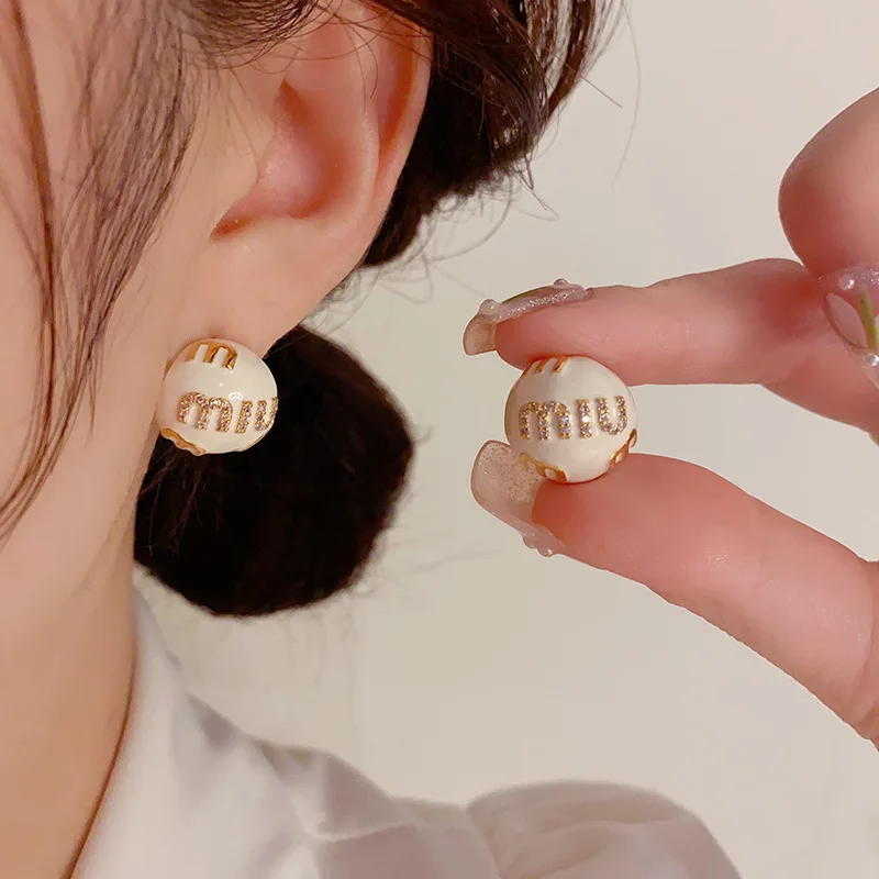 

Корейская версия, изысканные и минималистичные полусферические серьги с буквами, персонализированные высококачественные искусственные ощущения, Роскошные Искусственные