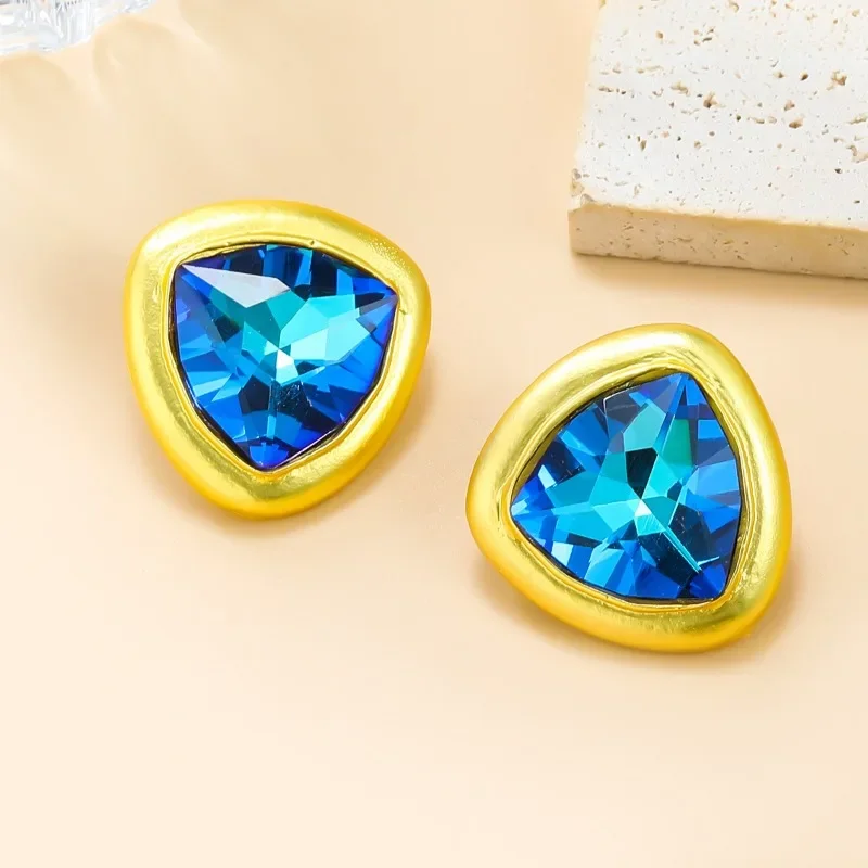 Женские серьги-гвоздики с геометрическим рисунком