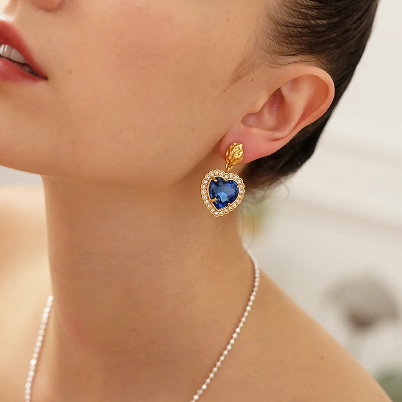 

Женские серьги-гвоздики с цирконием, в виде сердца