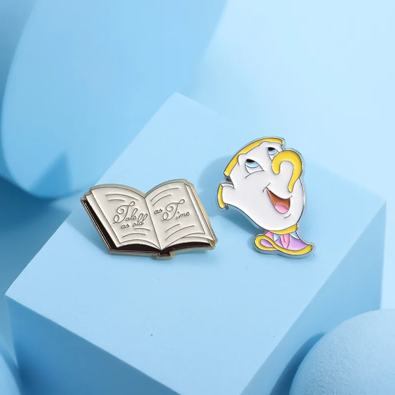 Значки для рюкзака из мультфильма Красавица и Чудовище