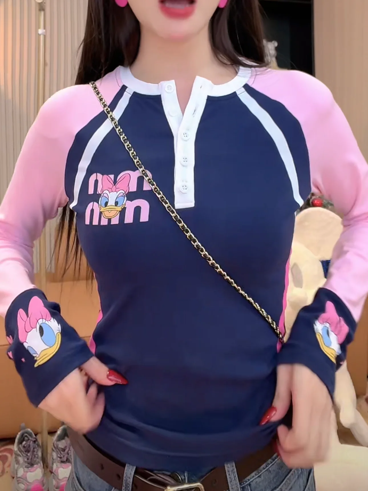 Модная брендовая рубашка с длинными рукавами контрастного цвета мультяшным