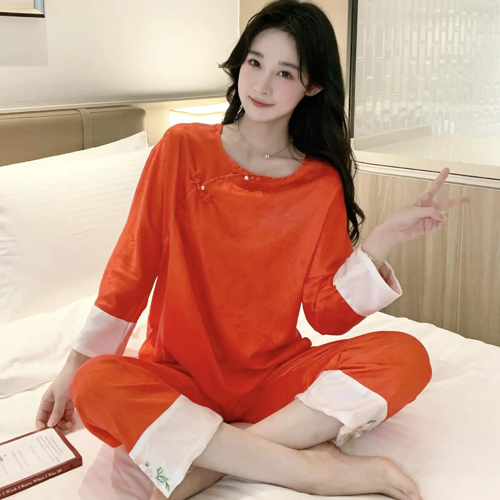 Пижамный комплект Женский из двух предметов с круглым вырезом нижнее белье