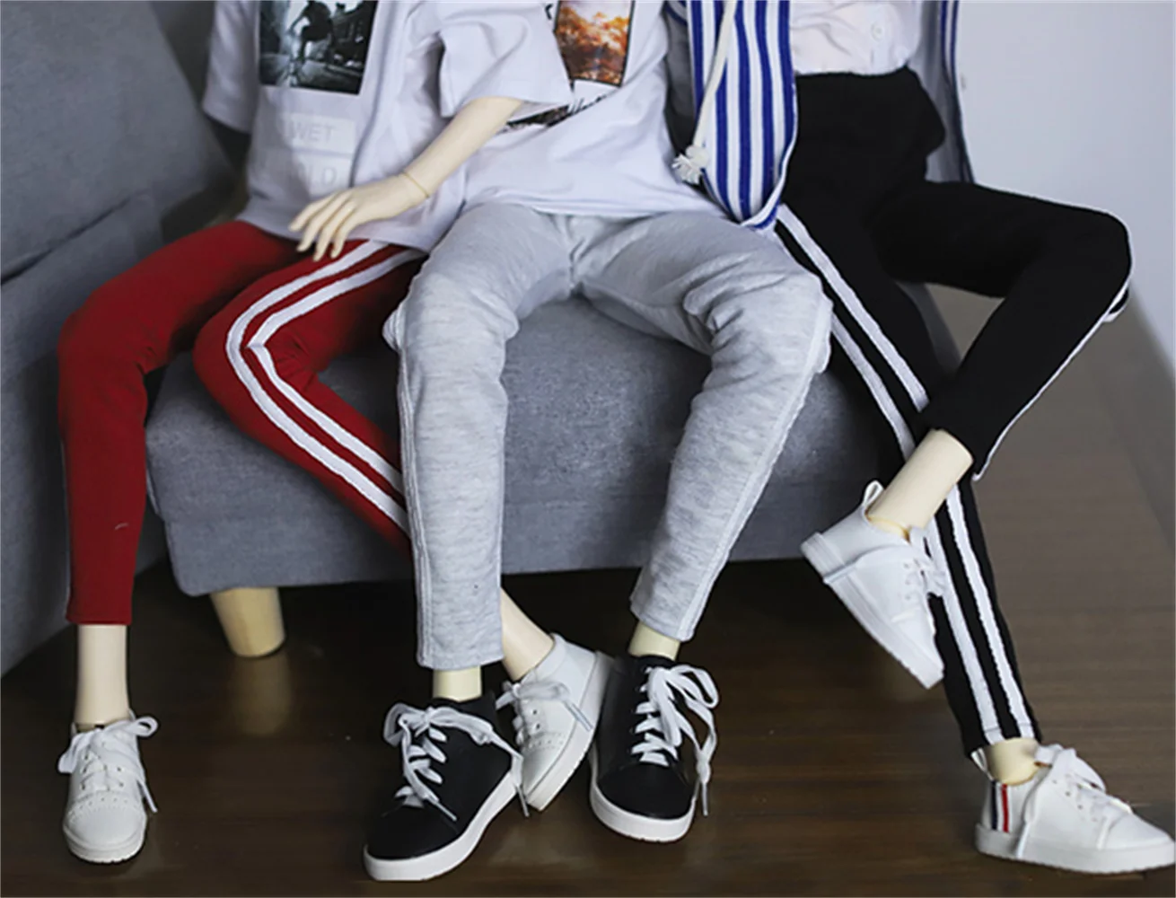 

Повседневные спортивные штаны для шарнирных кукол BJDdoll, серые, красные, черные штаны с 2 белыми полосками, аксессуары для кукол 1/3 1/4 BJD SD SD17