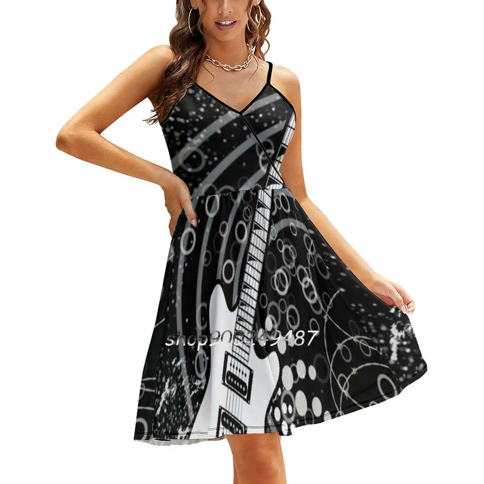 

Черно-белое платье на бретельках с завышенной талией и граффити