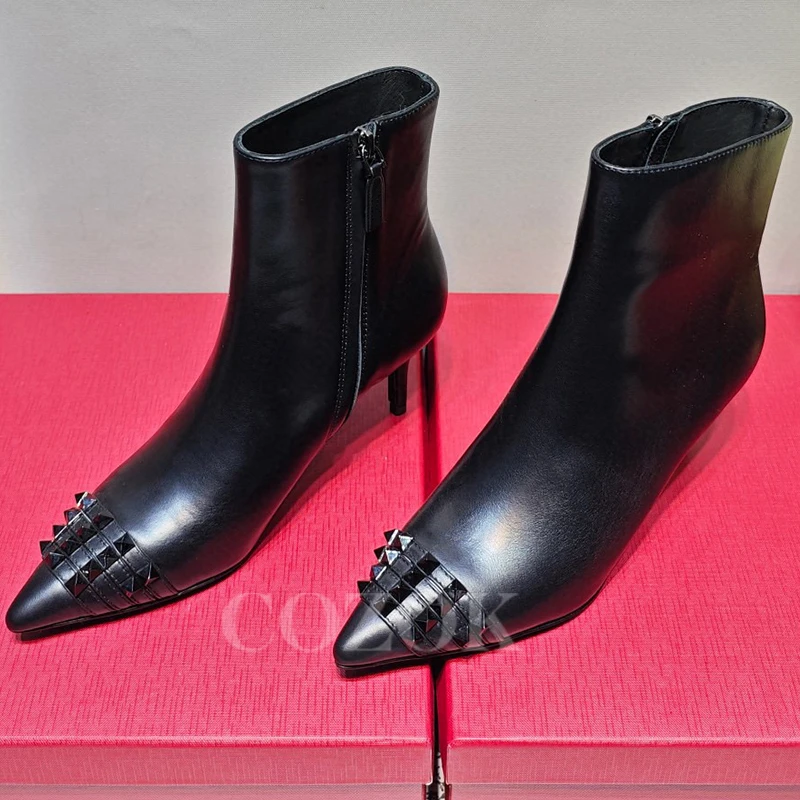 

Женские осенние короткие ботинки, белые полусапожки с острым носком и металлическими заклепками, на тонком каблуке, осень 2023