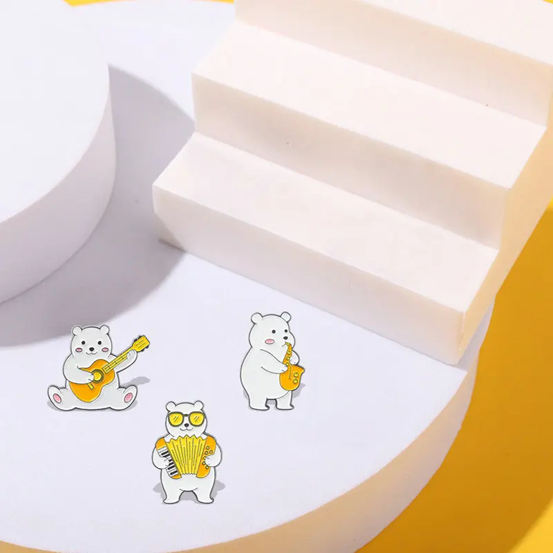 

Эмалированные булавки с изображением музыкальных игр медведей, белый медведь, гитара, саксофон, брошь для влюбленных, значок на лацкан, сумка, мультяшное ювелирное изделие, подарок для друга