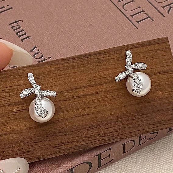 Серьги-гвоздики женские из серебра 925 пробы с жемчугом и цирконом