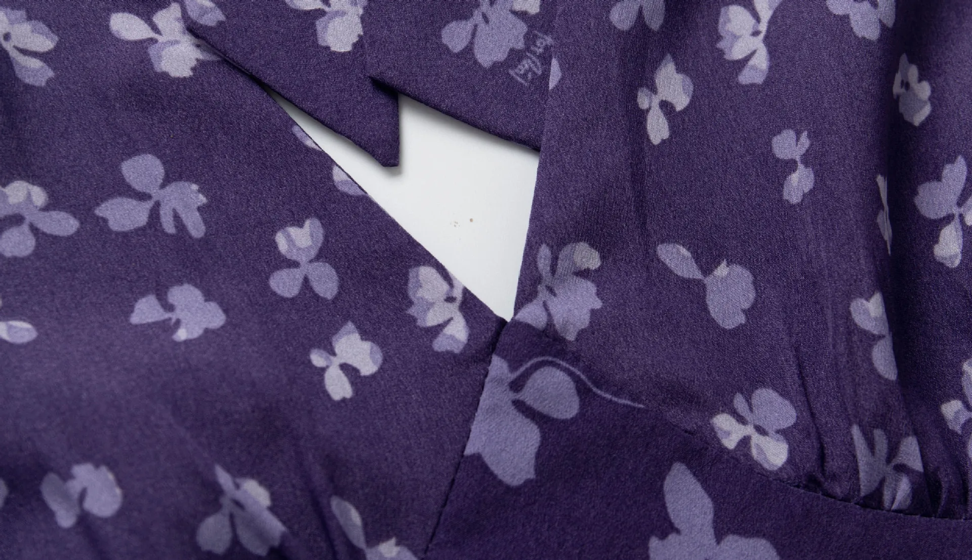 Женское мини-платье с V-образным вырезом и лямкой на шее