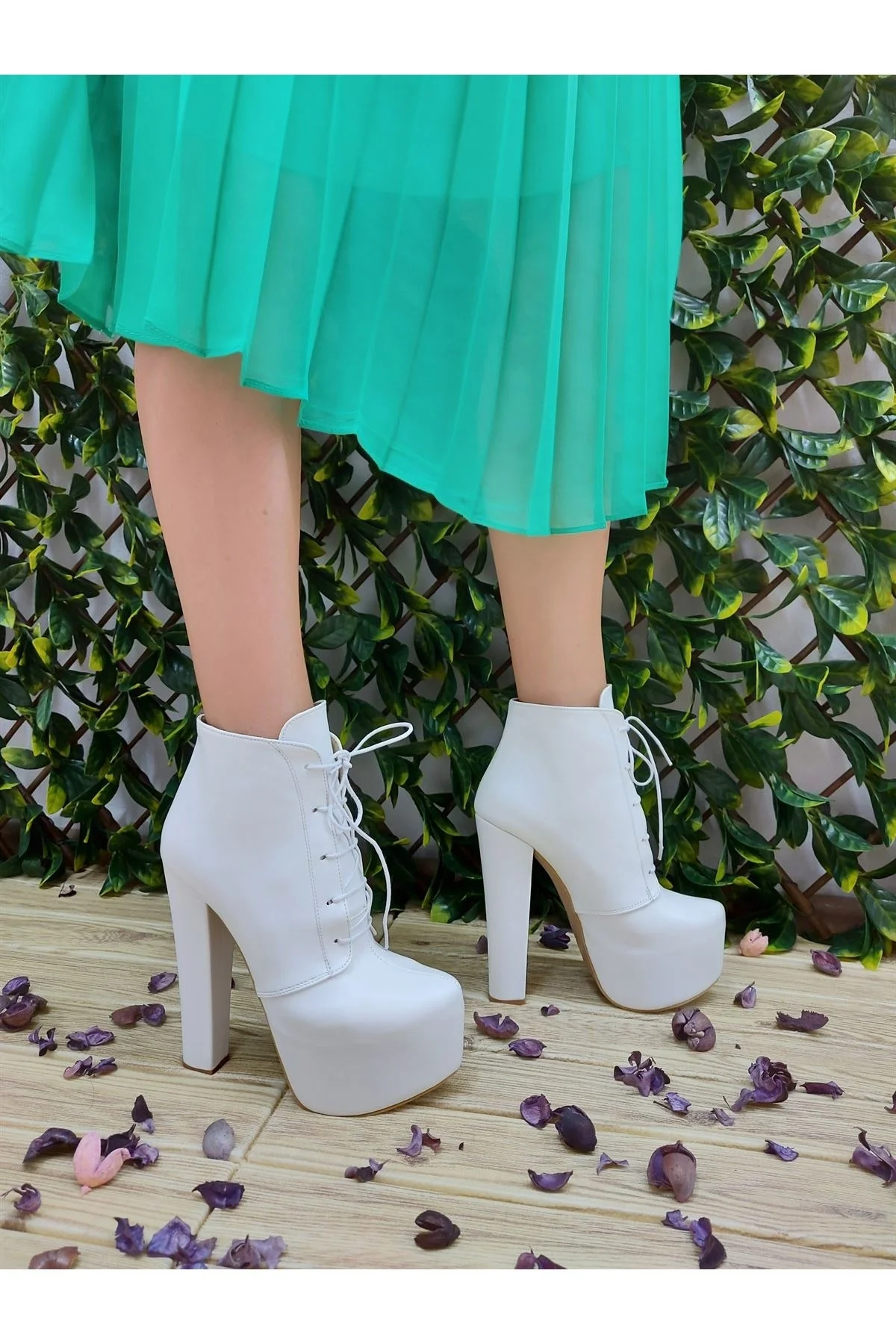 

Leander White Skin Lace-Up High Heels Boots