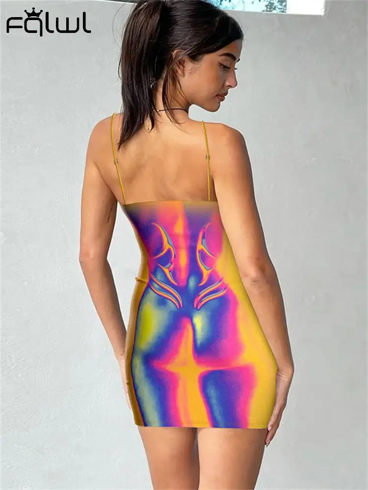 

Женское короткое платье с открытой спиной, на тонких бретельках