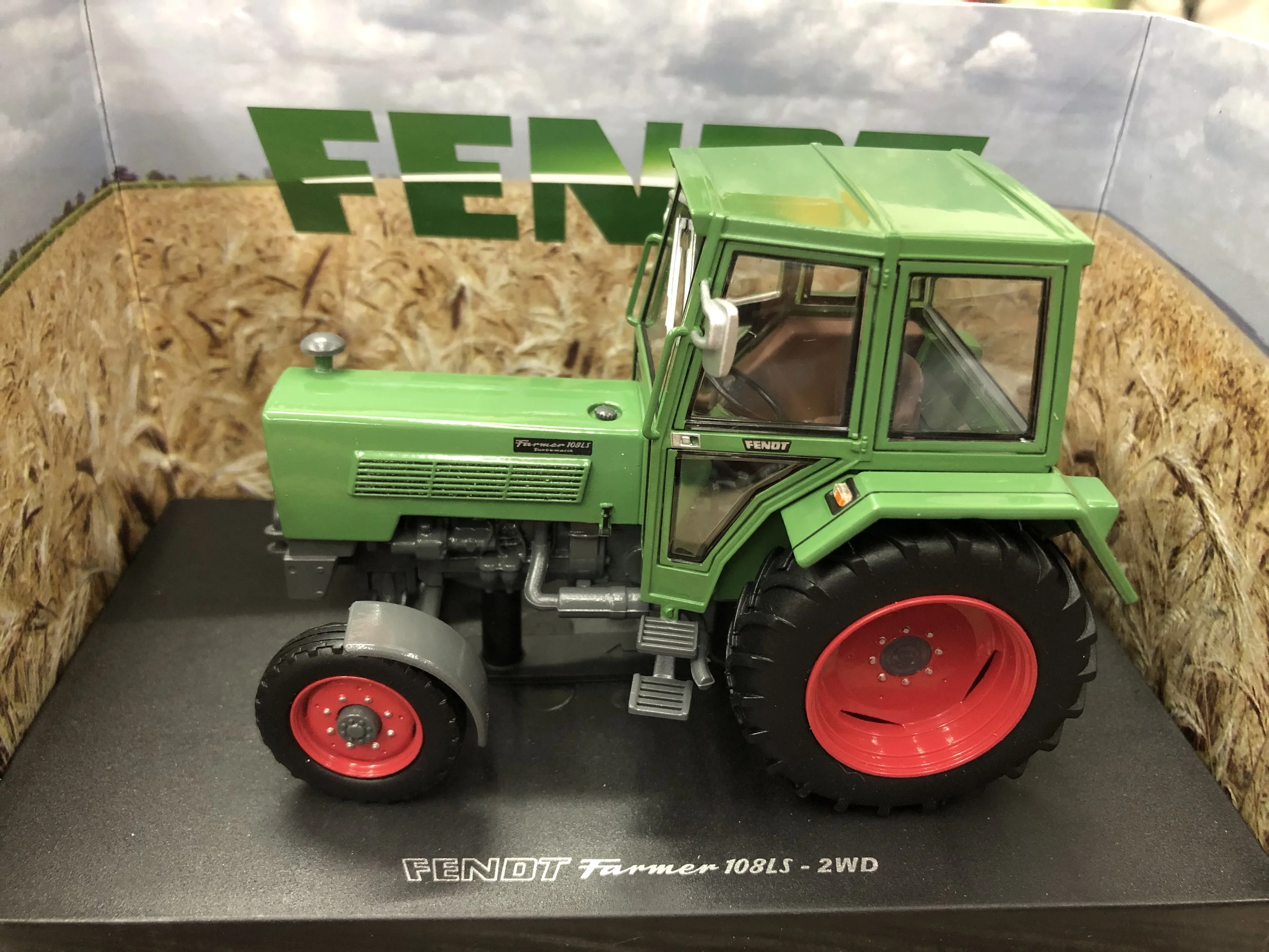 

Collectible Alloy Model Toy Gift UH 1:32 Scale Fendt Farmer 108LS-2WD Tractor Agricultural Farm Vehicles DieCast Toy Model 5314