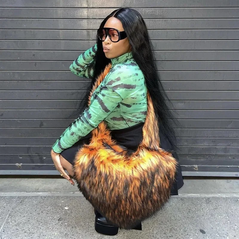 

Женская зимняя сумка-тоут в форме сердца