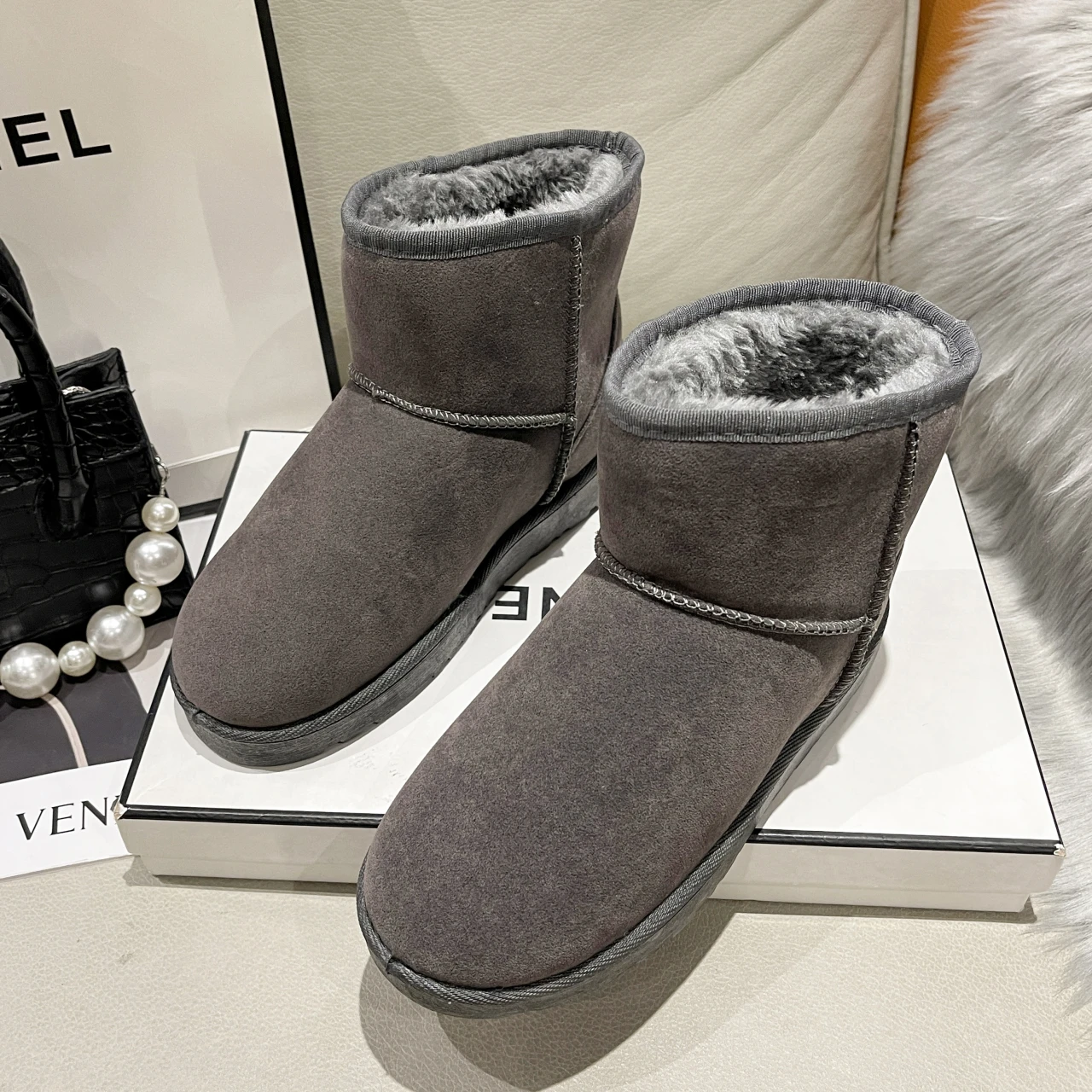 

Новинка зимние Бархатные плюшевые водонепроницаемые теплые женские сапоги средней длины Размеры 35-44 на плоской подошве женские сапоги