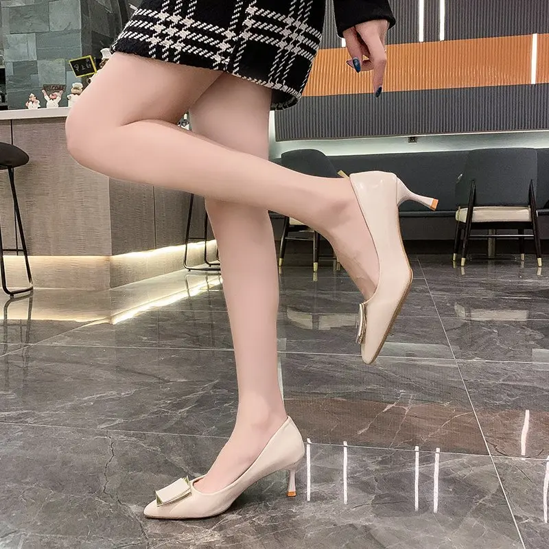 Туфли-лодочки женские из лакированной кожи на каблуке с котятами |