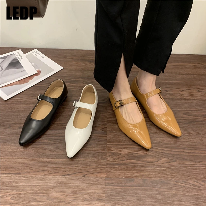 

Туфли женские с острым носком, ремешком и пряжкой, осень 2023