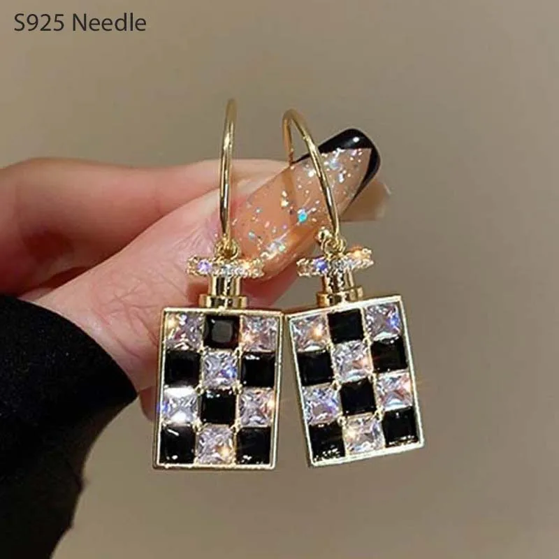 

Женские серьги-подвески из серебра 925 пробы с черной/белой сеткой